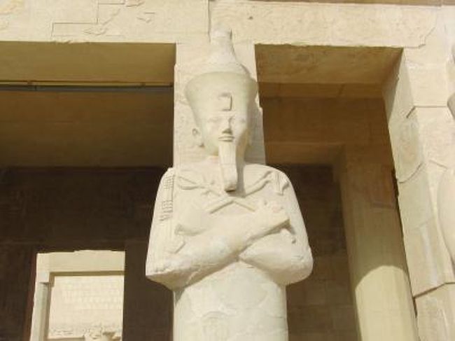 ハトシェプスト女王葬祭殿右側の<br />第２列柱室。<br />