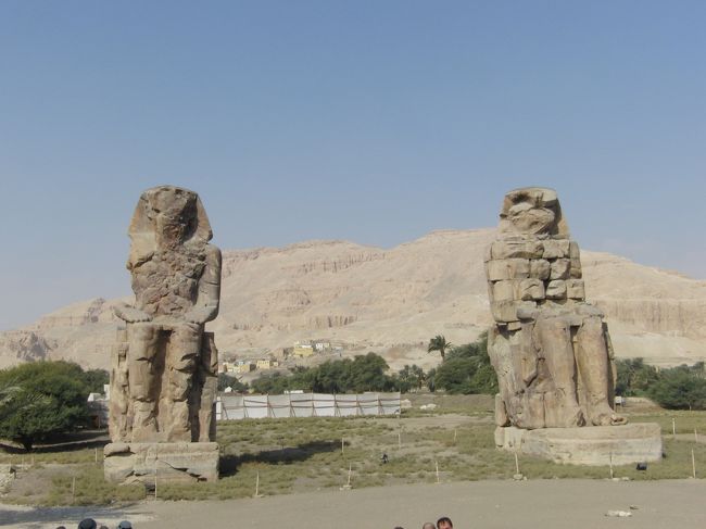 ハトシェプスト女王葬祭殿の後、<br />道路沿いに２体の巨大な座像“メムノンの巨像”。<br />