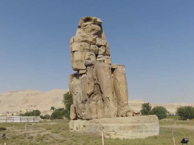 完成した当時は、頭上に王冠を載せていて高さが２２ｍあったらしいが<br />現在は１８ｍの高さ。