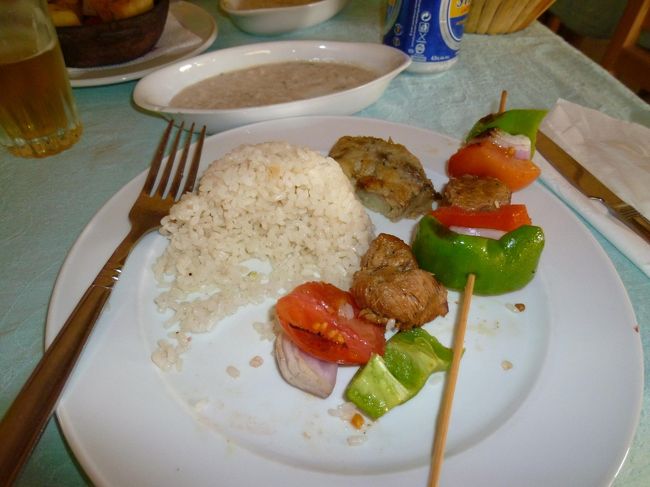 ロズと言うライスと鶏肉？の串刺し。