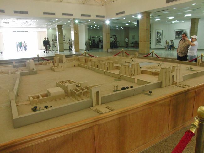 午後からは、東岸に移ってカルナック神殿観光。<br />入場してすぐカルナック神殿の模型が展示されていた。<br />