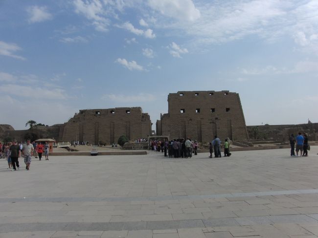 第１塔門は幅１１３ｍ、高さ４３ｍでエジプト最大規模。