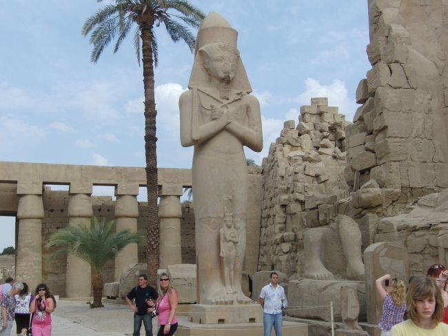 第１塔門を通った第１中庭にあるラムセス２世の巨像。