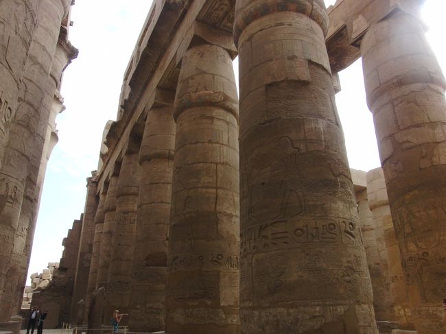 第２塔門を通ったあとの大列柱室。<br />合計１３４本の大きな柱が並んでる様子は壮大。<br />かっては天井があったらしい。<br />