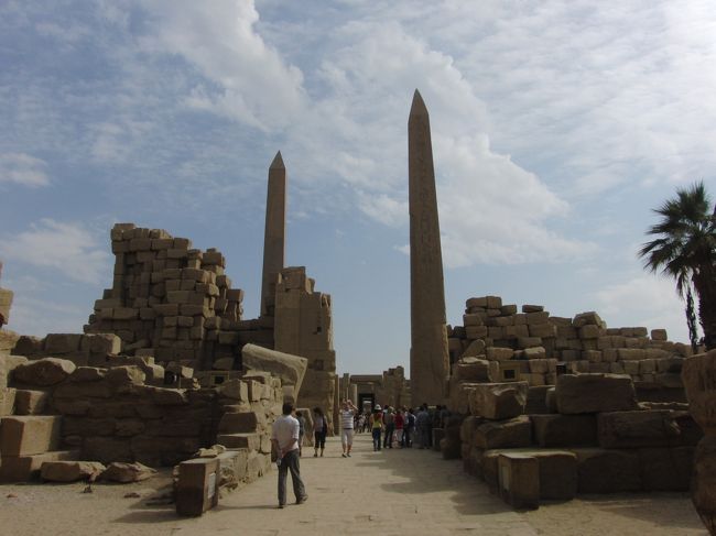 右がトトメス１世のオベリスクで<br />左がハトシェプスト女王のオベリスク。<br />