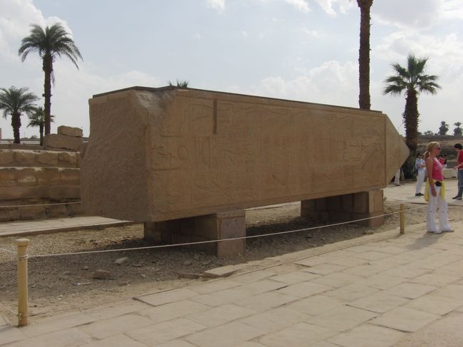 ハトシェプスト女王の倒れたオベリスク。