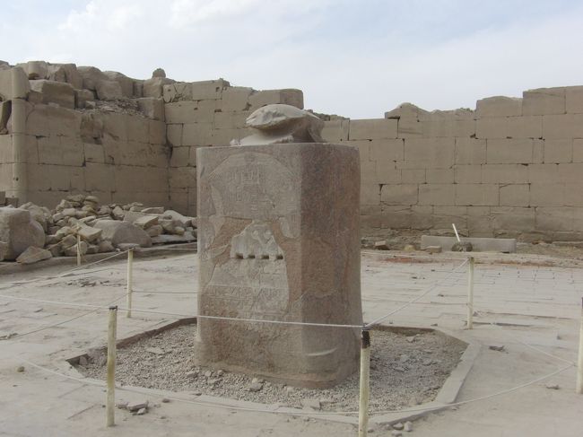 聖なる池のそばにある大スカラベというかえるの像。<br />ガイドに、３周まわると願いがかなうと言われたので３周したけど<br />あとでガイドブックを見ると<br />“７周したら願いがかなう”と書かれていた。