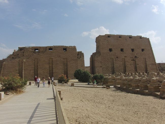 カルナック神殿の正面全景。<br />