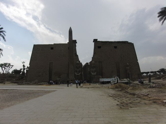 ルクソール神殿の第１塔門とラムセス?世のオベリスク。<br />対になっていたもう１本のオベリスクは、現在、パリのコンコルド広場にある。