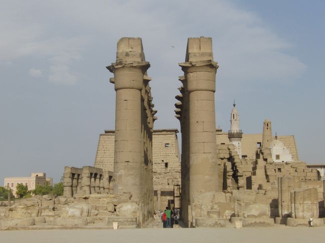 大列柱廊。柱の高さはおよそ１９ｍ。