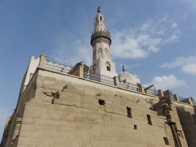 第１塔門を入ってすぐにあるモスク。<br />