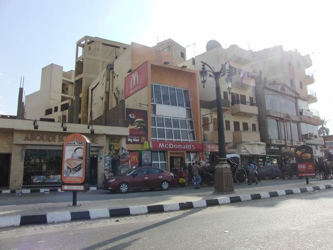 ルクソール神殿前のマクドナルドとブックストアー。