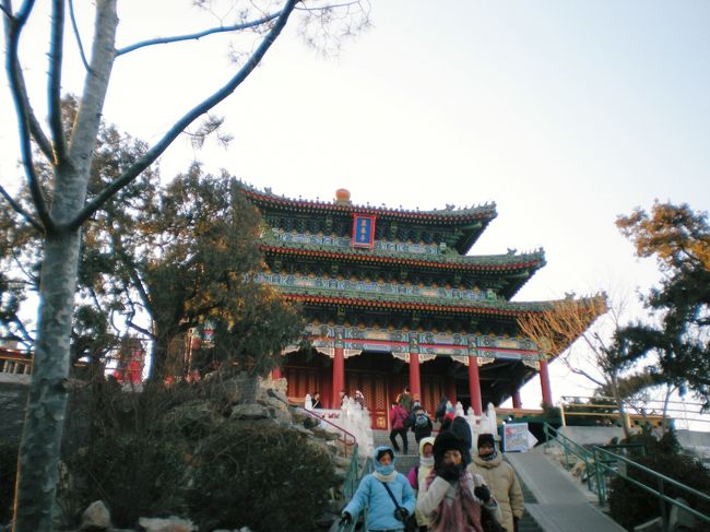 腹ごなしに景山公園まで歩き２元を支払い、万春亭まで登ります。