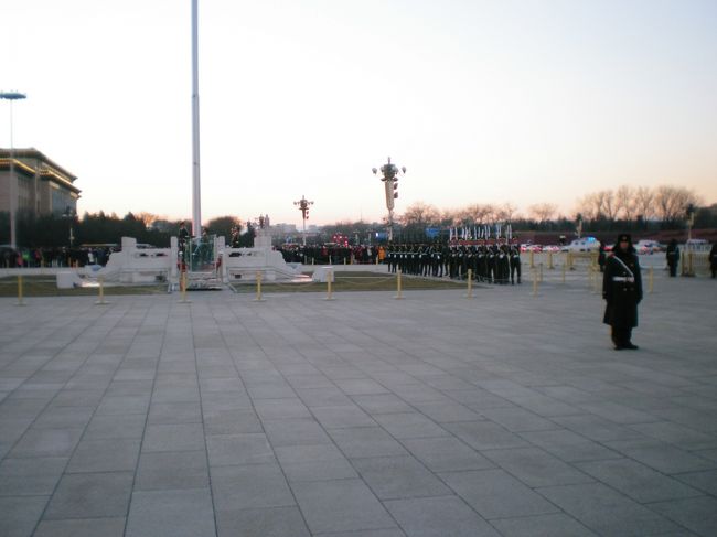 セキュリティチェックを済ませ天安門広場に入ります。<br />ちょうど国旗を降ろす時間であったので見物していると、天安門前の通りが通行止めになり兵士が行進してきます。