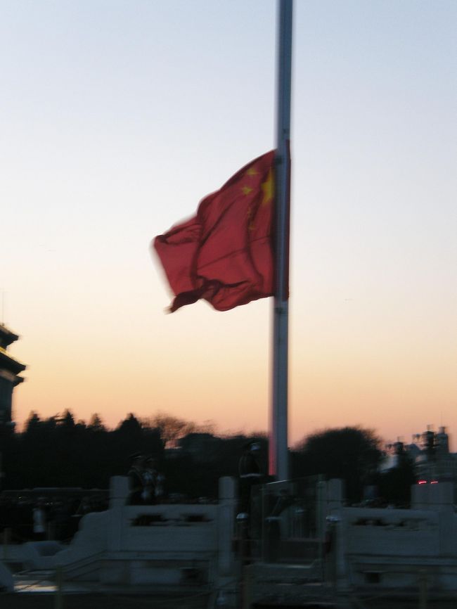 国旗が降ろされようとしています。