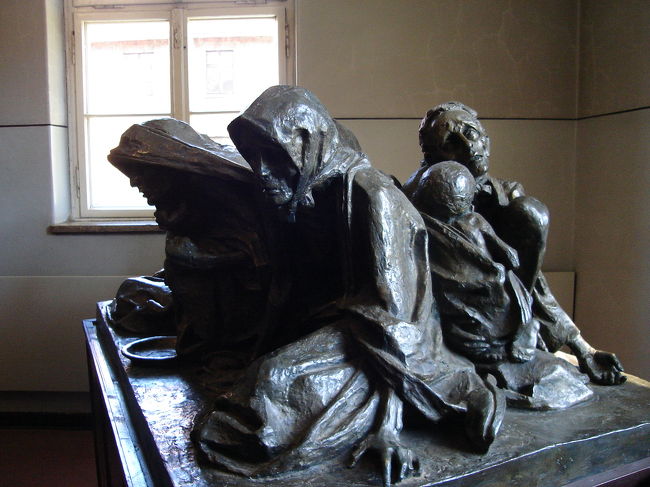 第6ブロック内<br /><br />現在では収容所で毎日起こっていた悲惨な場面を想像することは難しい。囚人の中にもいた画家たちは、当時の雰囲気を作品で表そうとした。それらは、彼らが残した証言である。収容所内の生活を生々しく現している。