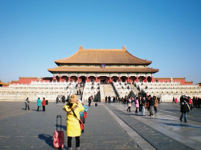 太和門を越え、次は太和殿に向かいます。建物に近付き過ぎるとフレームに収まりません。