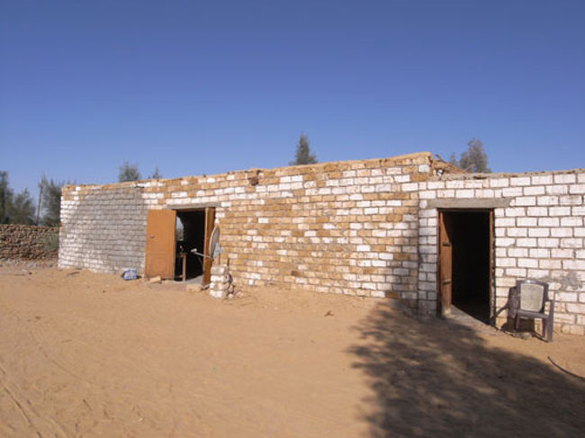 途中でよった休憩所・・・の裏庭<br /><br /><br />「トイレ休憩だよ」<br />と、ムスタバが降ろしてくれた休憩所にはお土産も売っていたので<br />旦那さんは、後で買わされるんじゃないか・・・<br />と警戒していましたが、全くそんなことはなく<br />チップもなくトイレを貸してくれました。<br /><br />たぶん・・・<br />ムスタバが単に友達に挨拶しに来たついでに<br />トイレ使っちゃいな〜〜って感じでした。