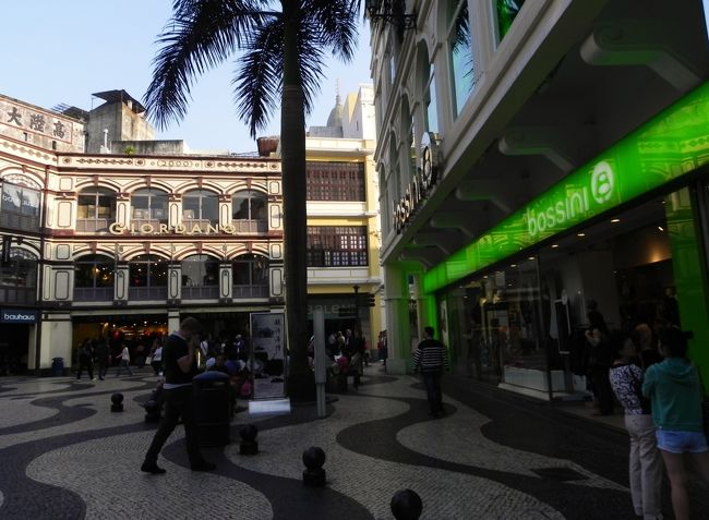 せやけどまだ２匹残ってて<br /><br />しゃーないからってずっと山奥のほに運んで行って置いてきてん、ダンボール箱に新聞紙入れて、ミルクだけ箱の蓋にいれてな