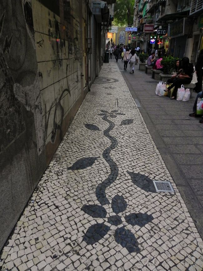 逃げて帰ってきたらまた玄関とこにいてはんねん<br /><br /><br /><br />おかぁちゃん、もう気ぃ狂たみたいにおかしなってな<br /><br /><br />またほりにいってん