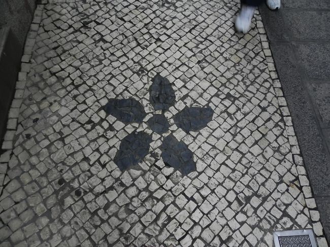 いっしょけんめい<br /><br />なむあみだぶつ、なむあみだぶつ唱えてな<br /><br />流れていくふくろに手ぇ合わせてまた逃げて帰ったきてん<br /><br />それがな、おかしいねん<br /><br />行って帰って行って帰って<br /><br />つぎどないしたか覚えてないねんけど<br /><br />気がついたら流れていくふくろに手ぇ合わせててん