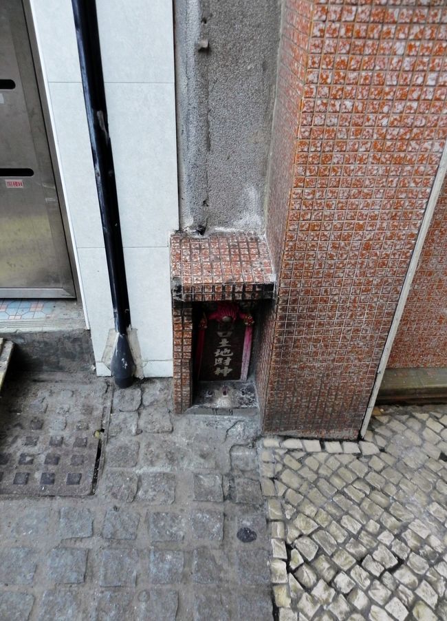 う〜ん、微妙な場所にあるな