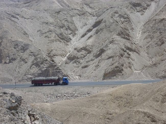 ナスカ→リマ。砂漠の間の峠道をトラックが行く。