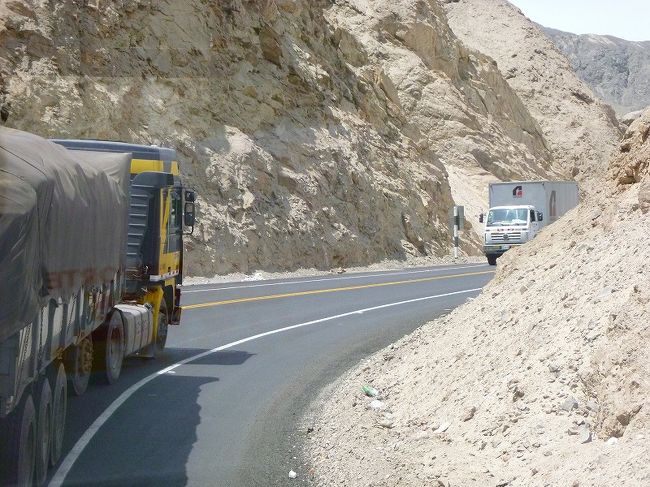 ナスカ→リマ。砂漠の間の峠道をトラックが行く。