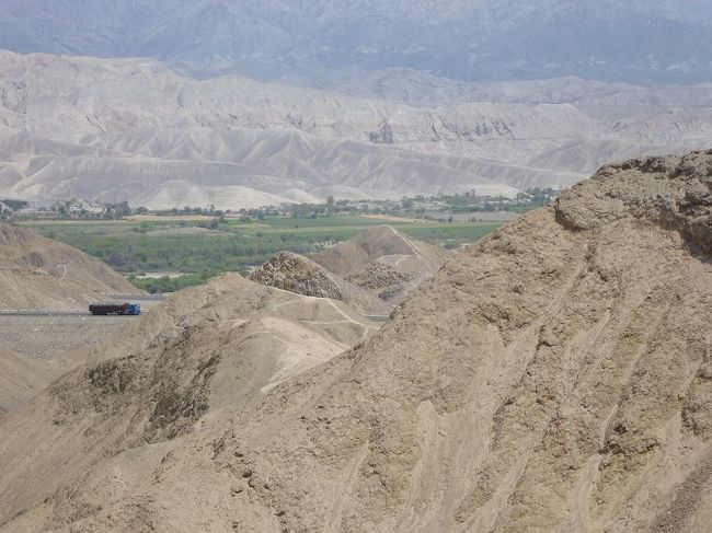 ナスカ→リマ。砂漠の間の峠道をトラックが行く。