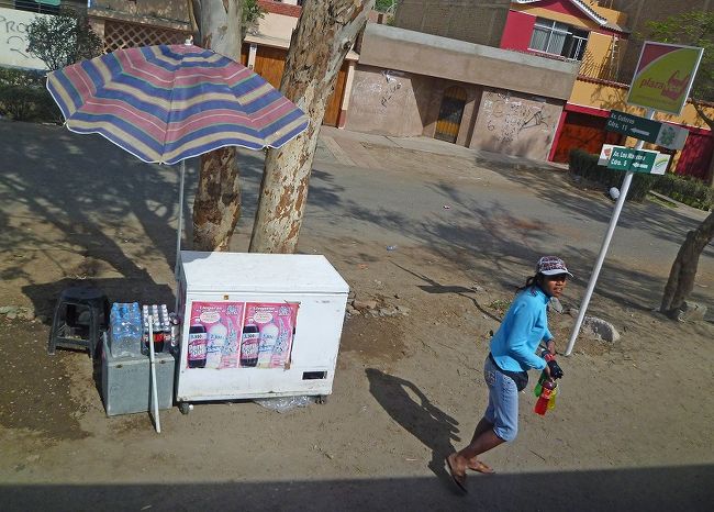 ナスカ→リマ、駐車中の車へのジュース売り。
