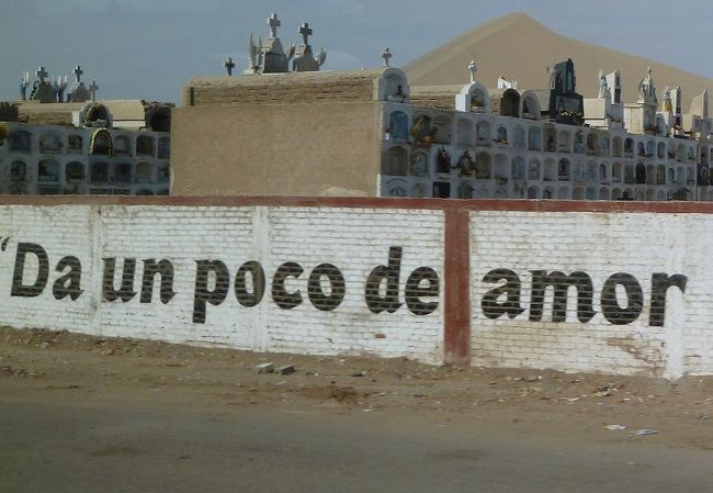 ナスカ→リマ、お墓の団地。