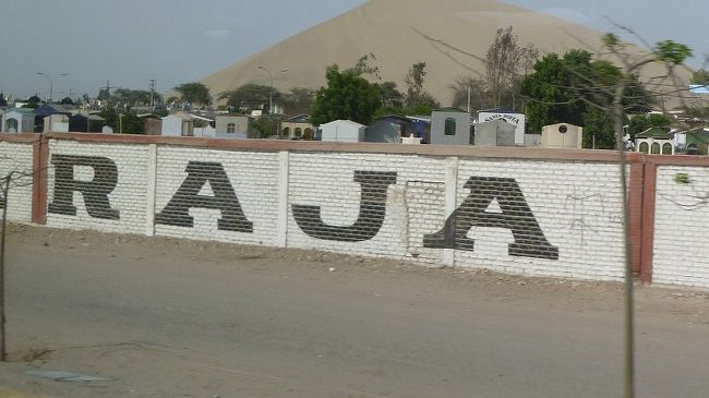 ナスカ→リマ、お墓の団地。