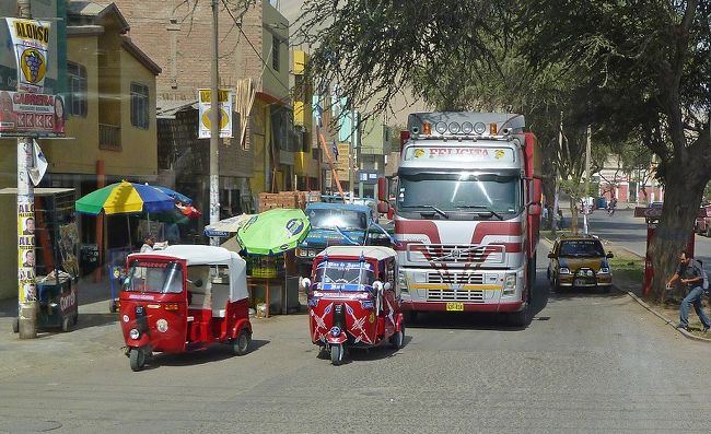 ナスカ→リマ、中央に派手派手模様の３輪タクシー。