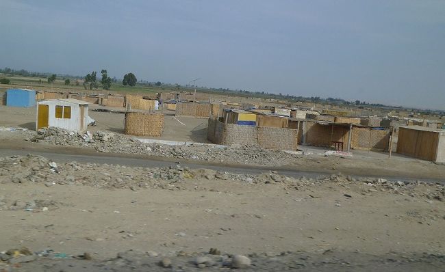 ナスカ→リマ、土地の不法占拠住民の小屋。