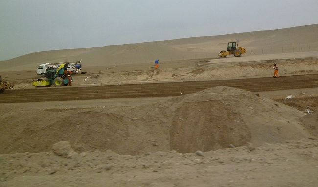 ナスカ→リマ、道路造成中。<br />