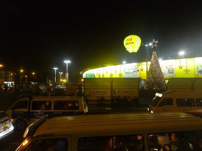 リマ市内、クリスマスツリーの飾り。