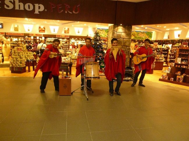 リマ空港、民俗音楽を奏でていました。