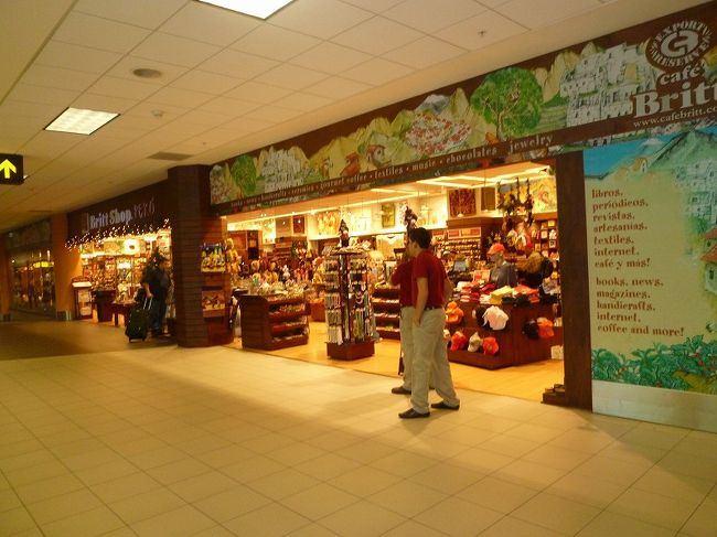 リマ空港、ペルーを代表するチョコレートのお店。いろいろなナッツやパイン、レーズンなどが入った小粒のチョコが小さなテトラパックに入っており、20種類近くもある。美味。