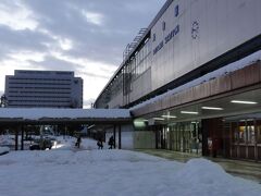 昨夜は因美線でなんとか鳥取駅まで来た。
駅前もすごい雪