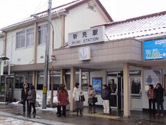 再び新見駅、昨日の雪はほとんどなくなっている