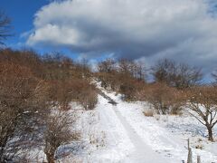 山頂には榛名山神社があるらしい。

雪はあまり経験がないため、テンションMAXで目指す。