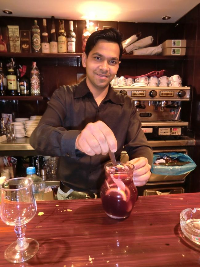 迷った挙句、ベリベリセーフなパラレル駅周辺のバルへ。<br />サングリアを目の前で作ってくれました。<br /><br />でっかい瓶になみなみ入ってます。<br />飲みきれなかった・・。<br /><br />たしかこれだけの量で4ユーロ前後だった気がします。安いなぁ。<br /><br />そしてこの日は山へ帰って行きましたとさ。<br />山から降りて食事をし山へ帰っていく・・何だかおサルさんみたいだ。