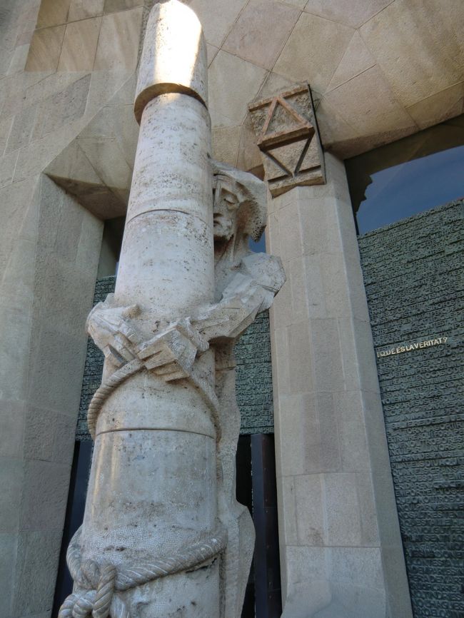 本日のベストロンリー賞<br /><br />入り口のところの彫刻。