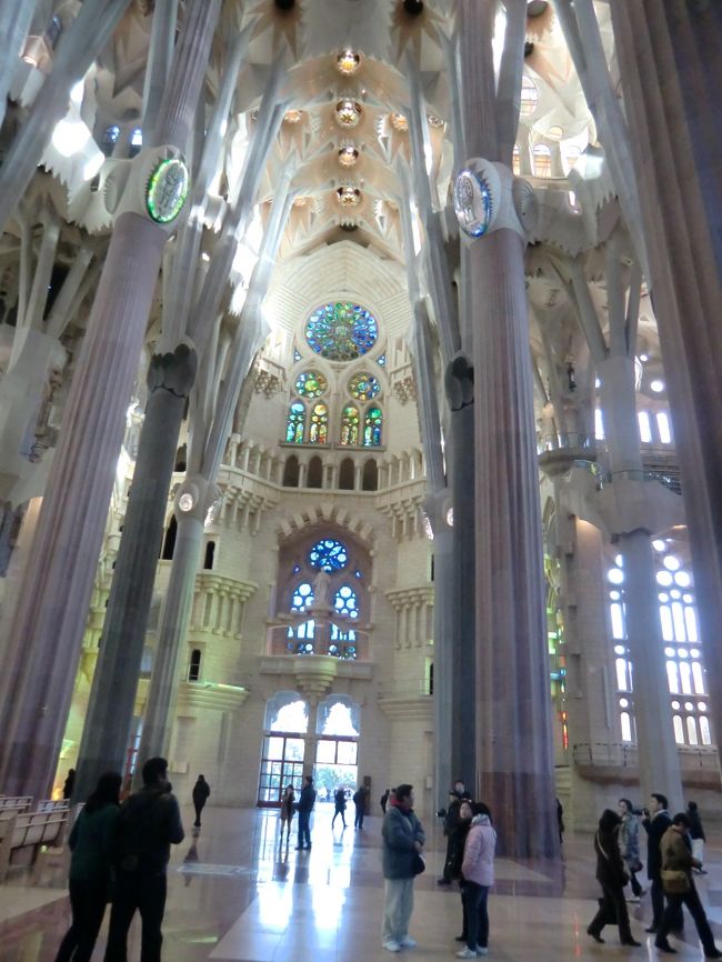 教会内部。<br />伝統的なゴシック形式の教会とは違って<br />明るくて楽しい雰囲気。<br />居心地が良くて好きです。