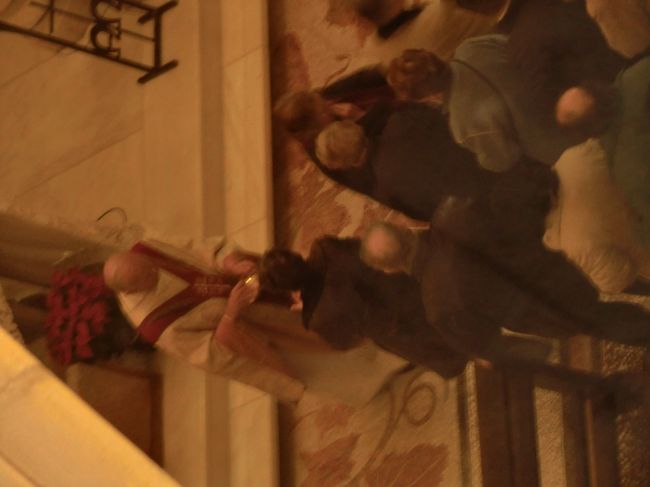 窓からのぞくと地下の教会ではミサをやっていました。<br />写真は並んでいる人の手に水をぶっかける儀式(寒そう･･)