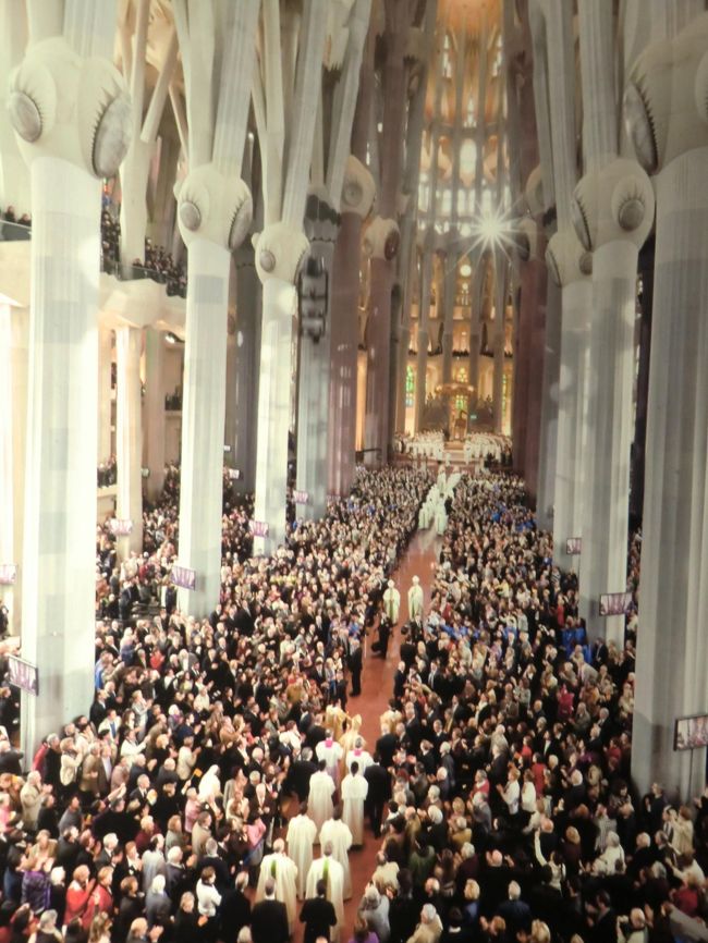 地下に展示してあった写真。<br />ダークフォースなお顔で有名なローマ法王ベネディクトベネディクト16世が11月に訪れ、正式に教会と認定する聖別のミサを行ったそうです。<br />それによりサグラダファミリアは「バシリカ」というアッパークラスなランクを頂いたそうです。<br /><br />教会にもランクがあるんですねぇ。<br /><br />