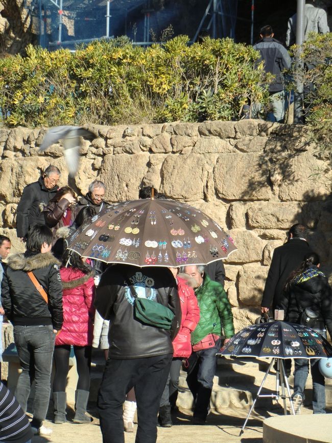 傘にピアスを並べて売り歩く露天商。<br />初めて見るスタイルです。<br />斬新だなぁ<br />