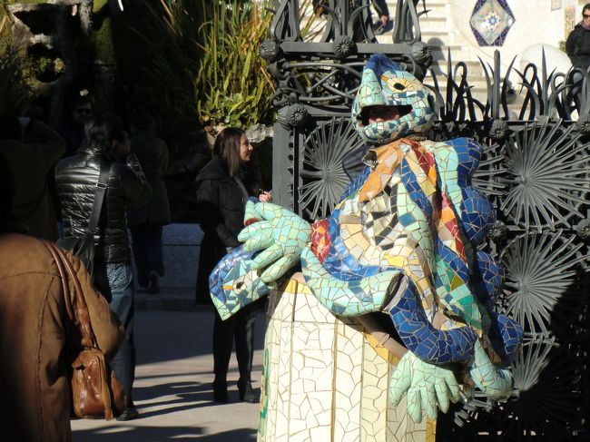 トカゲの被り物を着た芸人。<br />お金を払うと一緒に写真を撮ってくれます。<br /><br />もちろん10倍ズームで遠くから撮影