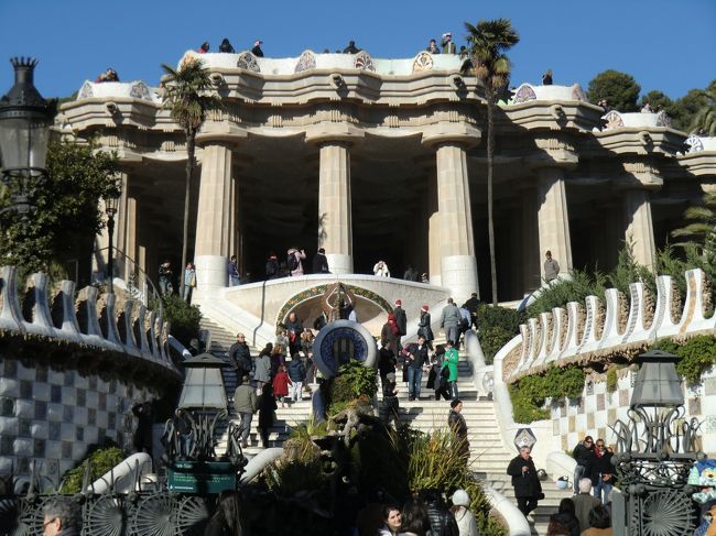 グエル公園下から見上げた図。<br />青空が綺麗