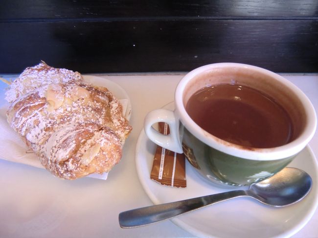 遅めのブランチにチュロスとショコラータを・・<br />と思ったらチュロス無かった。<br /><br />写真は中にチョコレートクリームが入っていて砂糖をまぶしてある菓子パンです。<br />甘いけど、アメリカ的な電気が走るような甘さではなく、<br />日本の「これ結構甘いな」というソレでした。<br /><br />フランスとの違いは、チョコ×チョコという甘甘な組み合わせの注文をしても「自殺ヨクナイ。」と止められはしないということです。<br />甘党には迷惑かもしれませんが、個人的にはフランスの優しさが心にしみた良い思い出で、ちょっとスペインでも期待しちゃいました。<br />まあ、別にいいんですけど。<br /><br />ちなみにフランスではショコラ×ハンバーガーでも止められます。<br />「イキロ！！」<br />